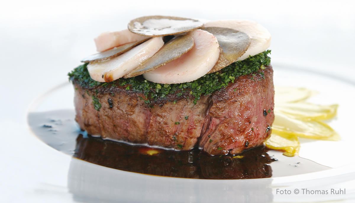 Tournedos vom Wagyu-Rinderfilet mit einer Rosette vom Rindermark und ...